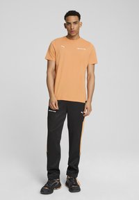 Puma AMG GRAPHIC TEE - Apdrukāts T-krekls - bright melon