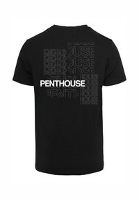 Svart T-skjorte med stor hvit "PENTHOUSE" tekst på ryggen, med mindre gjentatt tekst i et mørkt overleggsmønster. Korte ermer, vanlig passform.