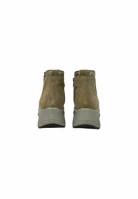 Stivaletti alla caviglia in suede verde con suola grigia liscia, zip laterale e colletto imbottito. Presentano una tomaia testurizzata e un design sobrio.