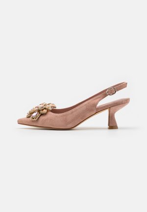 Scarpa slingback in suede rosa con punta affusolata, tacco basso a blocco e decorazione floreale ricoperta di pietre preziose.