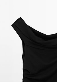 Schwarzes schulterfreies Oberteil mit drapierter Stoffqualität, weicher Textur und taillierter Silhouette. Verfügt über ein gefaltetes Kragen-Design und glatte Nähte.
