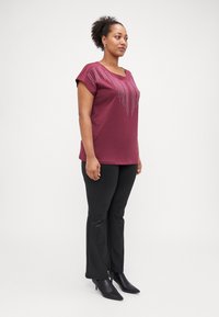 ONLY Carmakoma CARLULA O NECK RHINESTONE - Apdrukāts T-krekls - burgundy