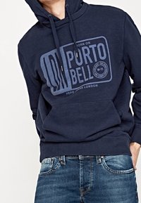 Námořnická modrá mikina z bavlněné směsi má přední klokaní kapsu, kapuci na šňůrku a grafický potisk s nápisem "Portobello" ve světle modré.