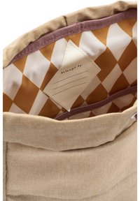 Beige stoffen tas interieur met een bruin en crème ruitpatroon. Inclusief een label voor het invoeren van een naam en een gestructureerde stofafwerking.