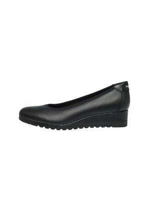 Schwarzer Keilabsatzschuh mit strukturierter Oberfläche, abgerundeter Spitze und profillierter Sohle, entworfen für formelle oder legere Damenschuhe.