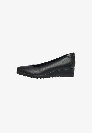 Schwarzer Keilabsatzschuh mit strukturierter Oberfläche, abgerundeter Spitze und profillierter Sohle, entworfen für formelle oder legere Damenschuhe.