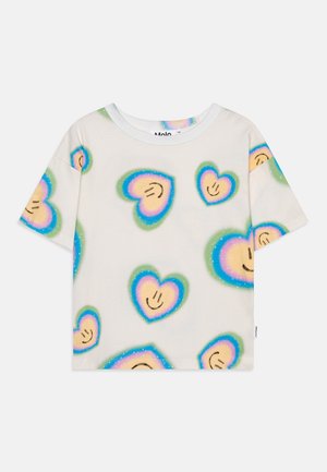 Kurze Ärmel Baumwoll-T-Shirt in Creme, mit bunten Herzmustern und lächelnden Gesichtern, akzentuiert durch regenbogenfarbige Kanten und einer weichen Textur.