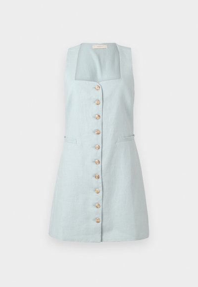 Vestido de lino azul claro con escote cuadrado, botones en el frente y dos bolsillos laterales. Presenta una silueta ajustada y un diseño hasta la rodilla.