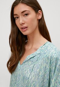 comma casual identity MIT AUSSCHNITT - Blouse - hellblau