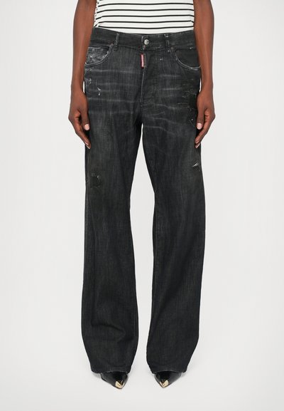 Jean en denim noir à large jambe avec des détails déchirés et un léger délavage. Comprend des passants de ceinture, cinq poches et une fermeture à bouton.