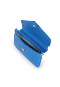 Portafoglio in pelle blu con un'esterno liscio, chiusura a bottone a pressione e due scomparti con una fodera interna grigio chiaro.