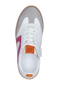 Wielokolorowe sneakersy z białej skóry, jasnoszarego zamszu i różowych akcentów. Posiadają białe sznurowadła i pomarańczową pętelkę na pięcie. Gumowa podeszwa.