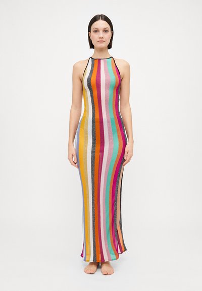 Robe maxi rayée multicolore avec une texture côtelée ; présente des motifs verticaux audacieux en rose, jaune, turquoise et accents noirs.