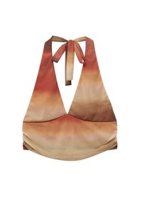 Top de bikini estilo halter en tonalidades degradadas de naranja y marrón, con un escote en V profundo y cierre en la espalda con lazos, y laterales fruncidos.