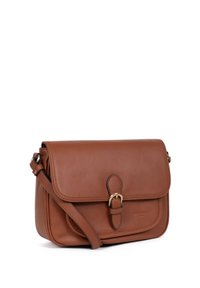Borsa a tracolla in pelle marrone con chiusura a patella, hardware in tono oro e tracolla regolabile. Design minimalist con una superficie liscia.