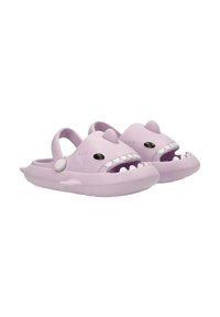 Zuecos de goma rosa con diseño de tiburón, con una nariz elevada, ojos negros y boca abierta con detalles de dientes. Incluyen correas traseras para un ajuste seguro.