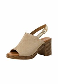 Beige ruskind højhælede sandaler med åben tå og slingback-design, der har en tan træblokhæl og hardware i guldfarvet accents.