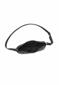 Geantă din piele țesută neagră cu închidere cu fermoar, având un exterior texturat și o singură curea. Interiorul este căptușit cu material negru.