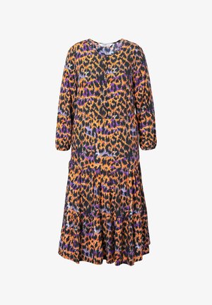 Bloemengeprint jurk met een gelaagd ontwerp, 3/4 mouwen, oranje, paars en zwarte kleurenschema met een luipaardprintpatroon. Lichtgewicht stof.