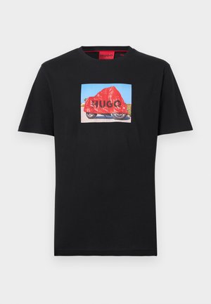 T-shirt nera a maniche corte con una grafica quadrata di una motocicletta coperta di rosso con la scritta "HUGO" sulla copertura.
