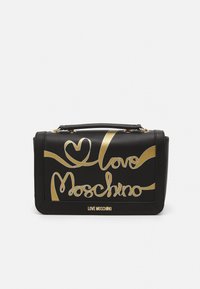 Borsa a tracolla in pelle sintetica nera con logo dorato "Love Moschino" e motivi decorativi a spirale. Design rettangolare compatto con manico superiore.