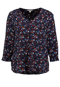 Mörkblå blus med blommönster i röd, vit och blå. Har V-ringning, långa ärmar och en plisserad framsidesdesign.