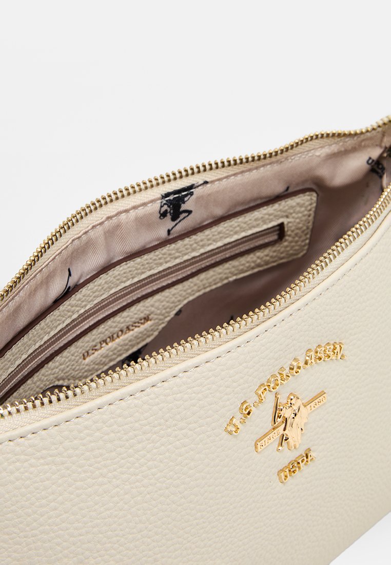Pochette in pelle color crema con zip dorata e logo impresso. L'interno presenta una fodera beige con un motivo grafico nero.