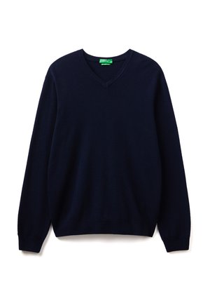 Námorně modrý svetr s V-výstřihem vyrobený z jemného materiálu, s dlouhými rukávy a ribovaným lemem. Jednoduchý design bez viditelných vzorů nebo akcentů.