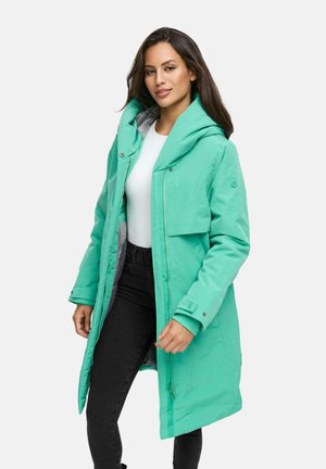 Turquoise parka met capuchon, voorrits, borstzak en grijze voering, gedragen over een witte top en zwarte broek. Zachte textuur.