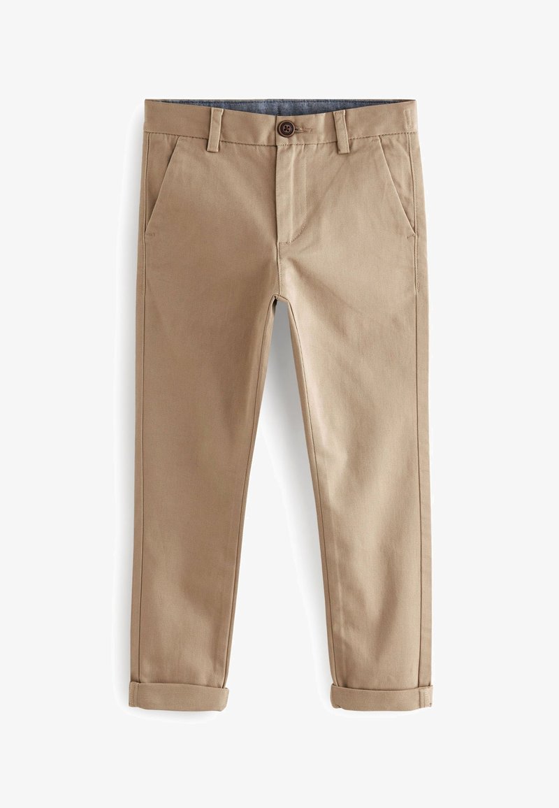 Chinos beige slim fit avec fermeture par boutons, passants pour ceinture, poches latérales et revers retroussés sur fond blanc.