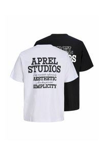 Deux t-shirts à manches courtes, un blanc et un noir, tous deux avec un grand texte en gras dans le dos indiquant « APREL STUDIOS » et un texte plus petit supplémentaire.