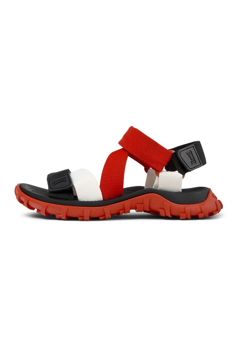 Färgglad sandal med svart gummisåle, röda och vita tygremmar och justerbara spännen. Texturerad såle för grepp.