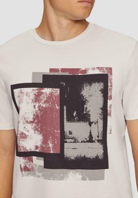 QS MIT FRONTDRUCK - T-shirt print - hellgrau