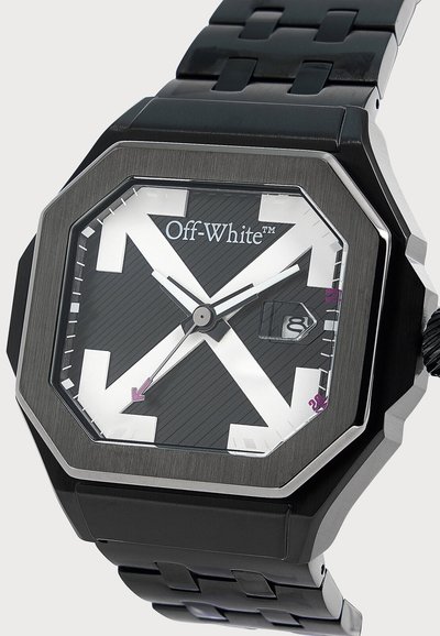Montre-bracelet octogonale noire avec motif de flèche blanche sur le cadran, logo Off-White, bracelet en métal noir à maillons et affichage de la date à trois heures.