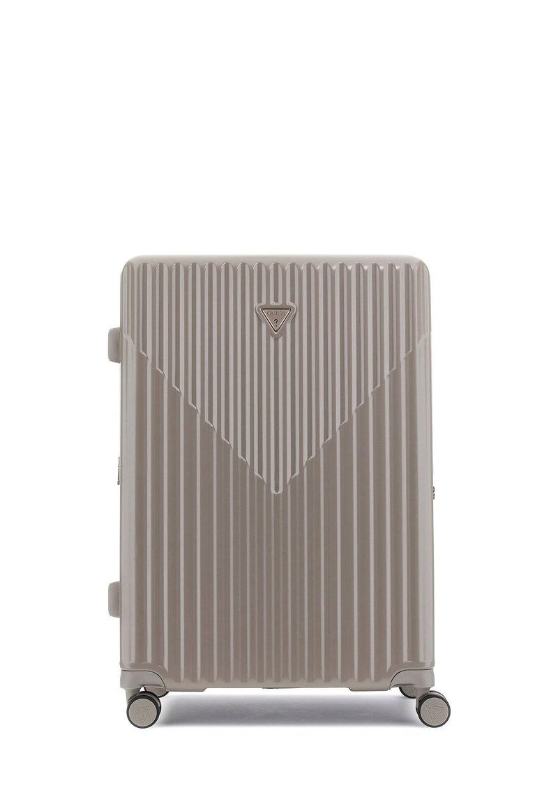 Valigia rigida di un beige chiaro con scanalature verticali, logo triangolare e quattro ruote girevoli per una facile mobilità.