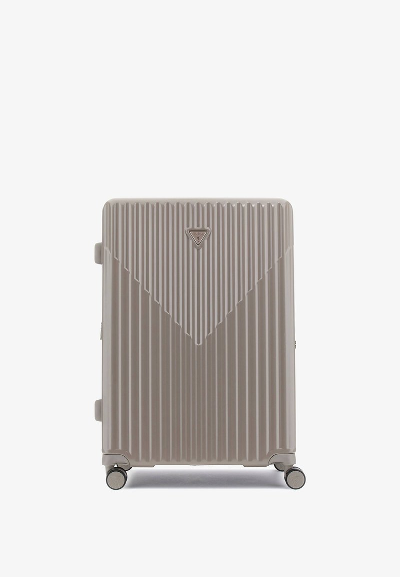 Valigia rigida di un beige chiaro con scanalature verticali, logo triangolare e quattro ruote girevoli per una facile mobilità.