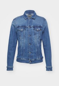 Denimjacka i medelblå, med två bröstfickor, knappstängning fram och standardkrage. Klassisk design med stickade detaljer och långa ärmar.