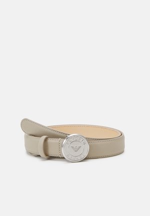 Beige leren riem met een ronde zilveren gesp gegraveerd met het Emporio Armani-logo en merknaam.