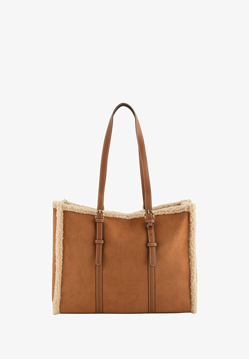 Sac cabas en daim marron avec bordure en fausse fourrure crème douce, bretelles en cuir ajustables et design rectangulaire spacieux.
