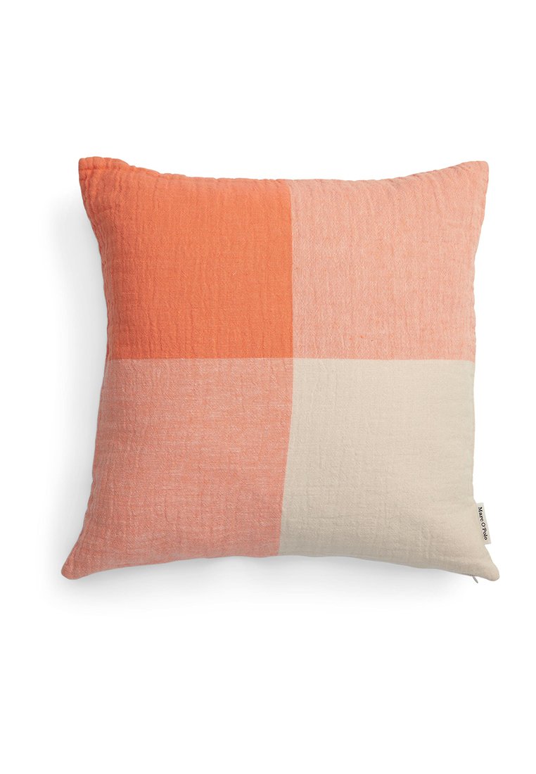 Quadratisches Kissen mit einer gesteppten Textur und vier Farbfeldern: Koralle, Hellrosa, Pfirsich und Beige. Enthält ein kleines Etikett in einer Ecke.
