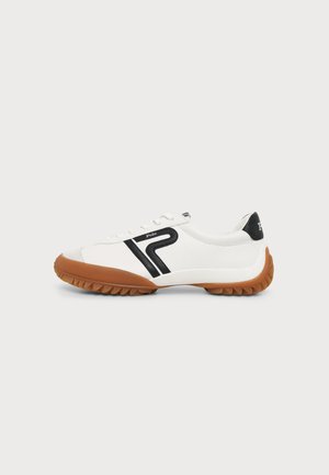 Pantof alb sport cu talpă maro, dungi negre pe lateral și brandul „Polo” pe lateral și călcâi, prezentat din exterior pe fundal simplu.