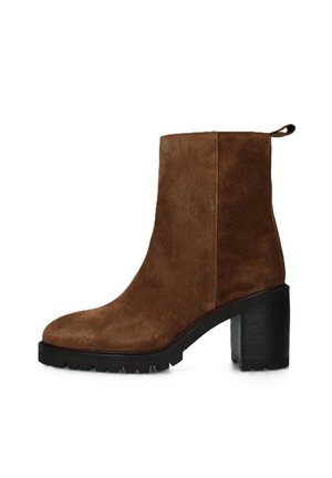 Stivale alla caviglia in suede marrone con tacco a blocco, punta tonda, design con pannelli laterali e suola in gomma testurizzata con motivo a rilievo. Presenta un pull tab.