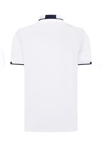 Camiseta polo blanca de manga corta, con acentos en color marino en el cuello y las mangas, y un acabado suave y texturizado.