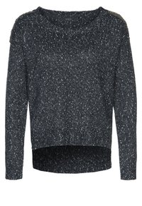 Suéter de punto blanco y negro con un escote amplio, mangas largas y dobladillo acanalado. Presenta detalles metálicos en los hombros.