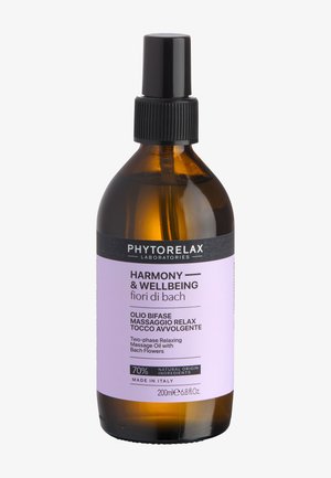 Flacon spray ambré étiqueté "Phytorelax Harmony & Wellbeing", huile de massage relaxante biphasée aux fleurs de Bach, 200 ml, fabriqué en Italie.