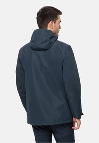 Donker marineblauwe waterdichte jas met een afneembare capuchon, gladde textuur en een verstelbare pasvorm. Beschikt over een ontspannen silhouet en een eenvoudig ontwerp.