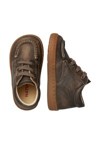 Scarpe in pelle marrone con punta arrotondata, design con lacci, cuciture a contrasto e suola esterna in gomma marrone flessibile. Texture liscia.