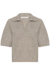 Kortermet genser i lys beige strikk, med V-hals og krage. Myk tekstur med et subtilt melert mønster.