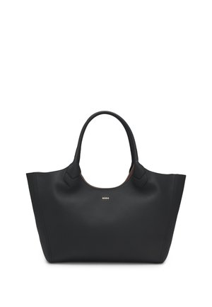 Sac fourre-tout en cuir noir avec une texture lisse, des coins arrondis et deux poignées. Présente un logo doré sur le devant et un design à ouverture supérieure.