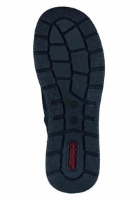 Semelle de chaussure en caoutchouc noir avec un motif texturé, présentant des rainures profondes pour l'adhérence et un logo "rieker" en relief rouge.